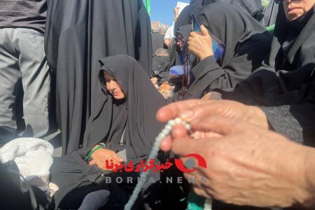 گریه مادران در سوگ رئیس جمهور شهید + عکس