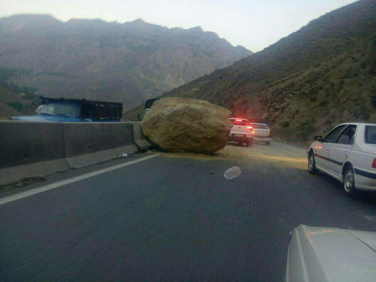 سقوط تخته سنگ بسیار بزرگ در جاده هراز +‌ عکس