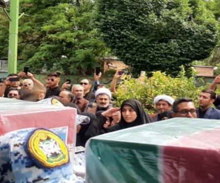 ادای احترام نظامی دختر شهید خلبان سید طاهر مصطفوی به تابوت پدرش+عکس