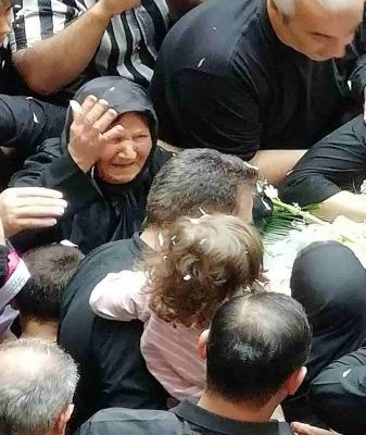 بی‌تابی‌های مادر خلبان شهید بهروز قدیمی کنار تابوت فرزندش+عکس
