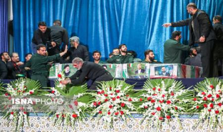 تصویر سوزناک از وداع رهبر انقلاب با پیکر رئیس‌جمهور شهید
