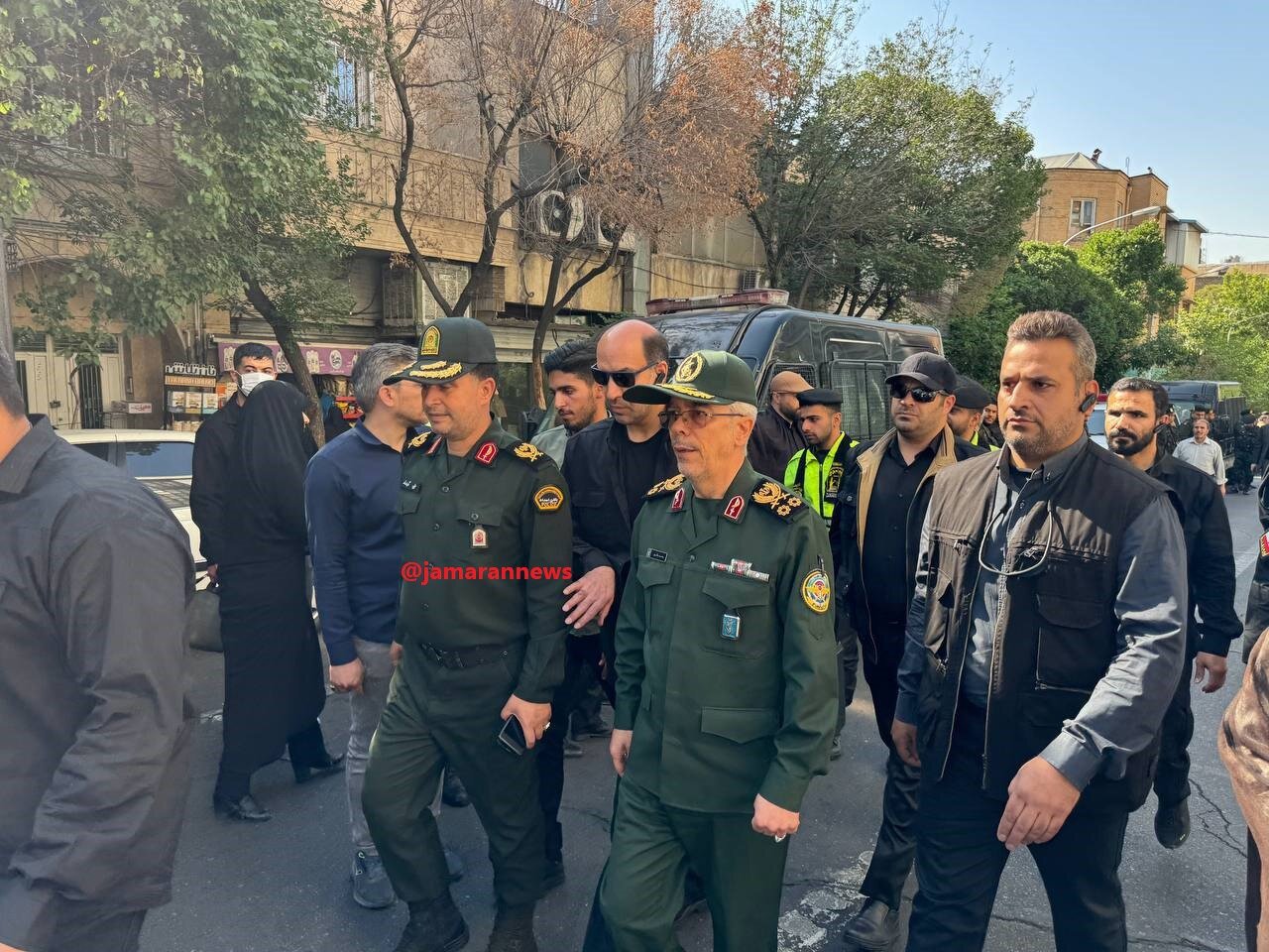 بوسه فرمانده ارشد نظامی ایران بر تابوت شهید رئیسی +عکس