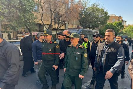 بوسه فرمانده ارشد نظامی ایران بر تابوت شهید رئیسی +عکس
