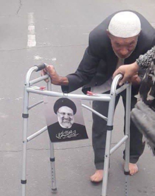تصویر متاثرکننده از پیرمردی که برای تشییع شهید رئیسی آمده بود