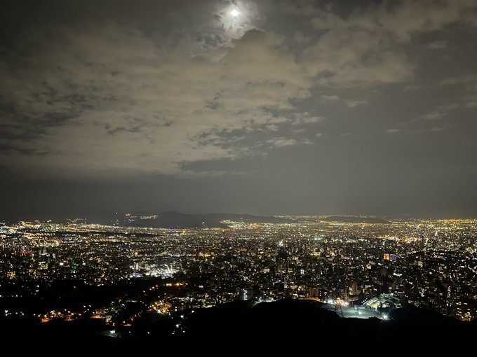 تصویری از شب‌های تهران و ماه پرنورش‌ را می‌بینید.