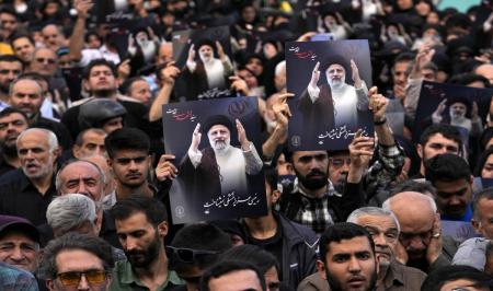 دست نوشته معنادار یکی از عزاداران مشهدی در مراسم تشییع رئیس جمهور شهید