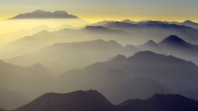 لحظه زیبای طلوع خورشید بر کوه‌های کرکس+عکس
