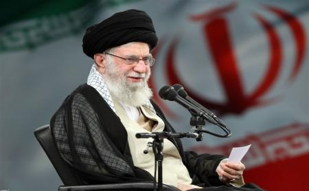 تصویر/ کوچکترین نوه شهید رئیسی در آغوش رهبر انقلاب 