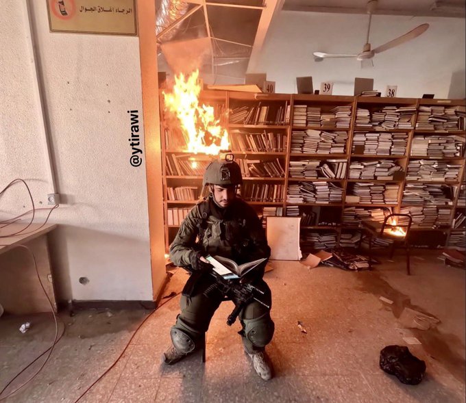 تصویر خجالت آور از سرباز اسرائیلی در کتاب‌خانه‌ای در غزه