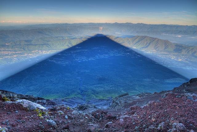 سایه‌ کوه فوجی بر سر ژاپن افتاده است+عکس