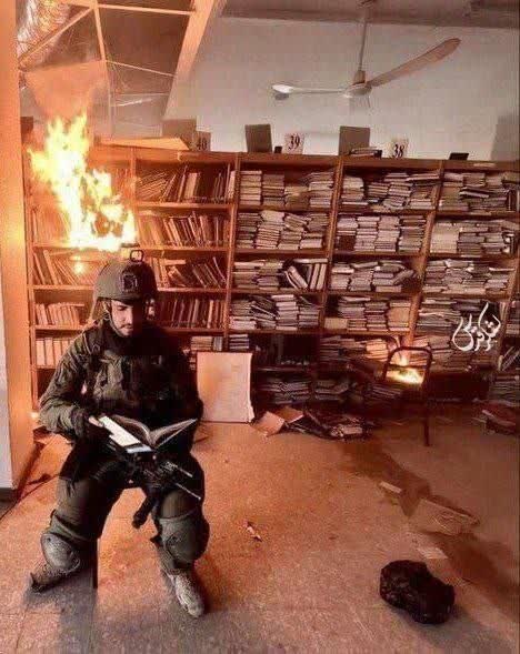 عکس یادگاری یک صهیونیست پس از به آتش کشیدن کتابخانه دانشگاه الاقصی در غزه 