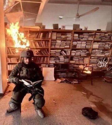 عکس یادگاری یک صهیونیست پس از به آتش کشیدن کتابخانه دانشگاه الاقصی در غزه 