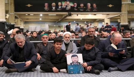 تصویری از پوشش متفاوت یک زن در بیت رهبری 