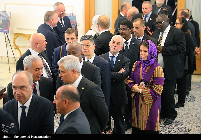 صف دیپلمات های خارجی برای امضای دفتر یادبود رئیس جمهور شهید و همراهانش + عکس