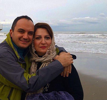 احسان کرمی به همراه مادرش در کنار دریا + عکس