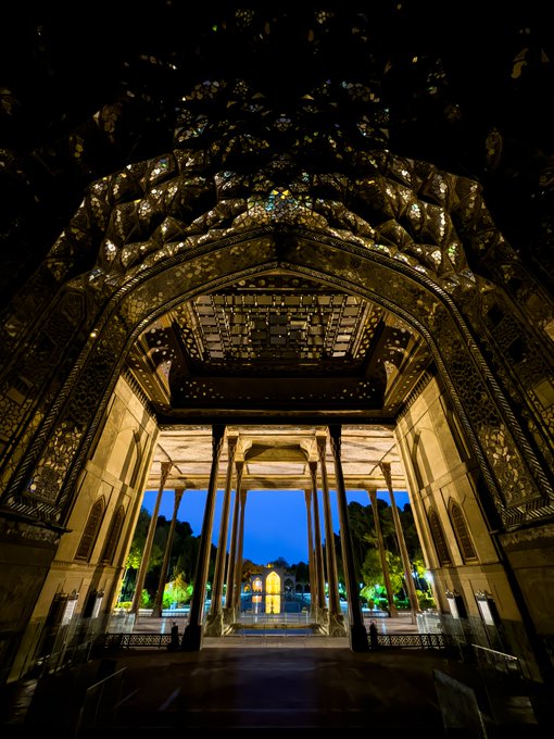 نمایی باشکوه از معماری عمارت چهل ستون اصفهان