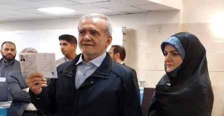 مسعود پزشکیان دست در دست دخترش در ستاد انتخابات + عکس