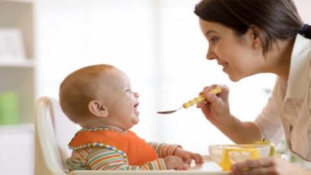 غذا دادن به نوزاد را دیرتر یا زودتر از این زمان شروع نکنید