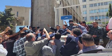 احمدی‌نژاد در جمع حامیانش بعد از کاندیداتوری در انتخابات ریاست جمهوری+ تصاویر
