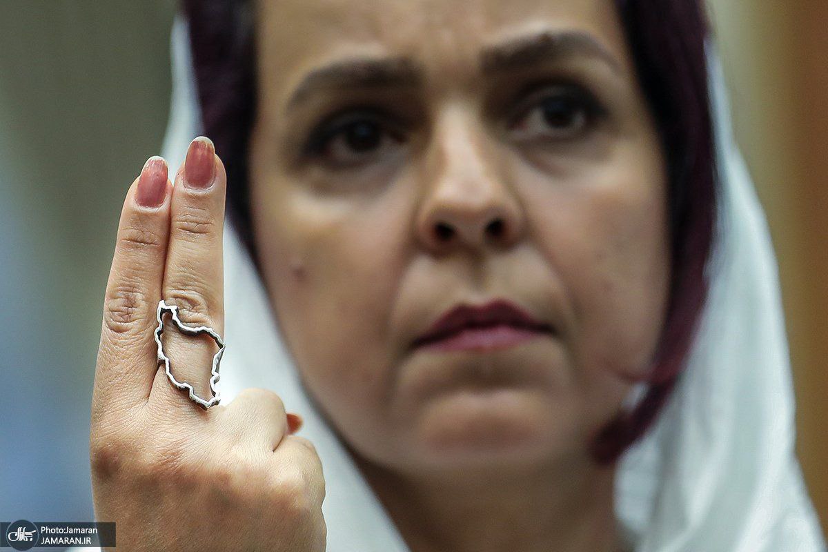 ادای احترام یک زن زرتشتی به مقام امام خمینی (ره) +عکس