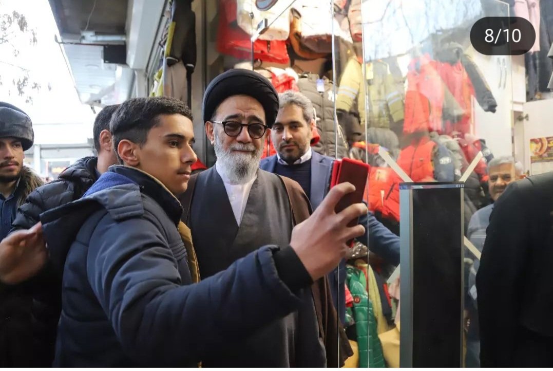 سلفی یک نوجوان با امام جمعه شهید در بازار + عکس
