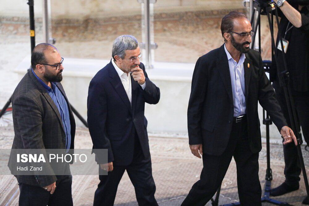 احمدی‌نژاد با این تیپ به حرم امام خمینی (ره) رفت+عکس