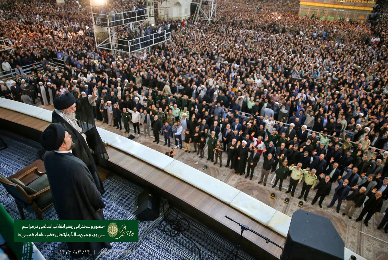 تصویر/ نمایی متفاوت از لحظه ورود رهبر انقلاب به حرم امام (ره) 