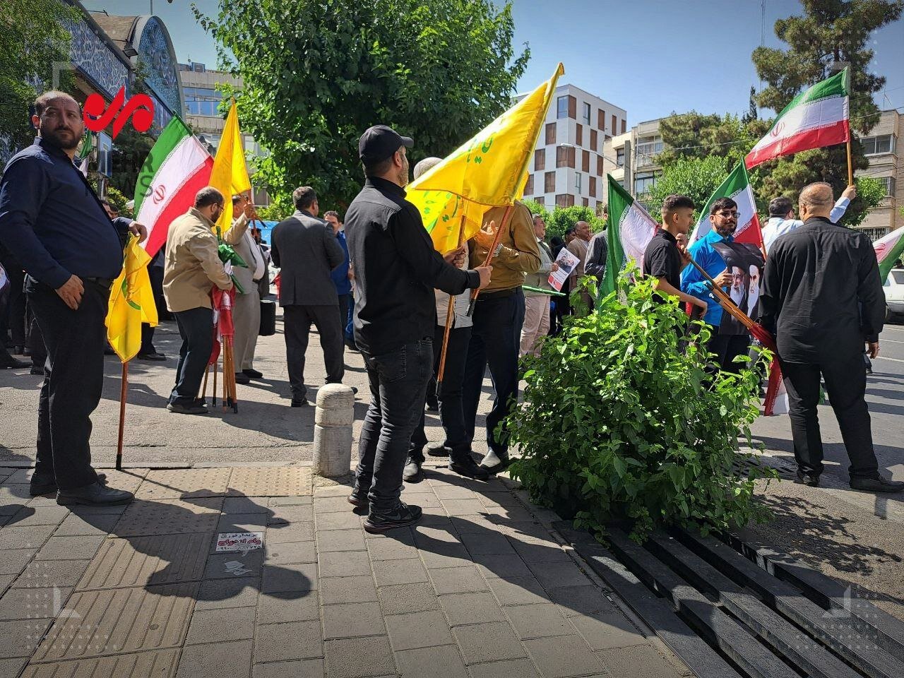 حضور طرفداران قالیباف پیش از ورود او به وزارت کشور+عکس