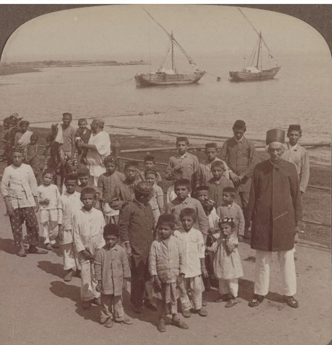 تعدادی از کودکان پارسی هند در راه مدرسه در بمبئی ۱۹۰۳