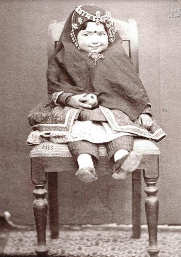 کودک زیبای خندان با پوشش خاص در دوره قاجار