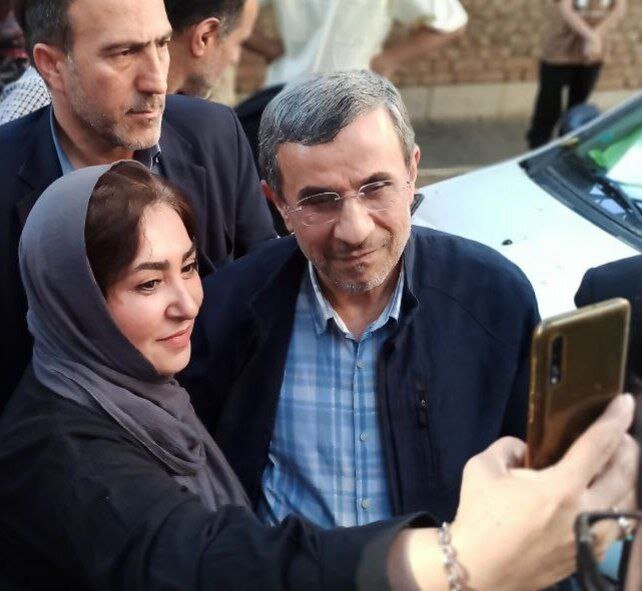 سلفی خوشحال احمدی‌نژاد با مردم در خیابان +عکس