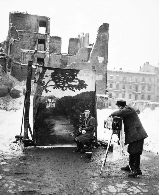 عکاسی در خرابه های باقیمانده از جنگ جهانی دوم این طور انجام می‌شد
