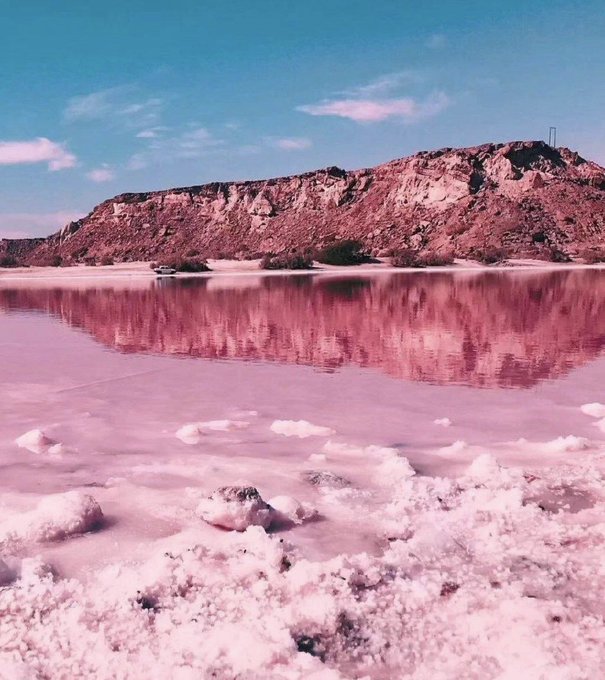 هم‌نشینی زیبای آسمان و دریاچه صورتی چابهار+عکس