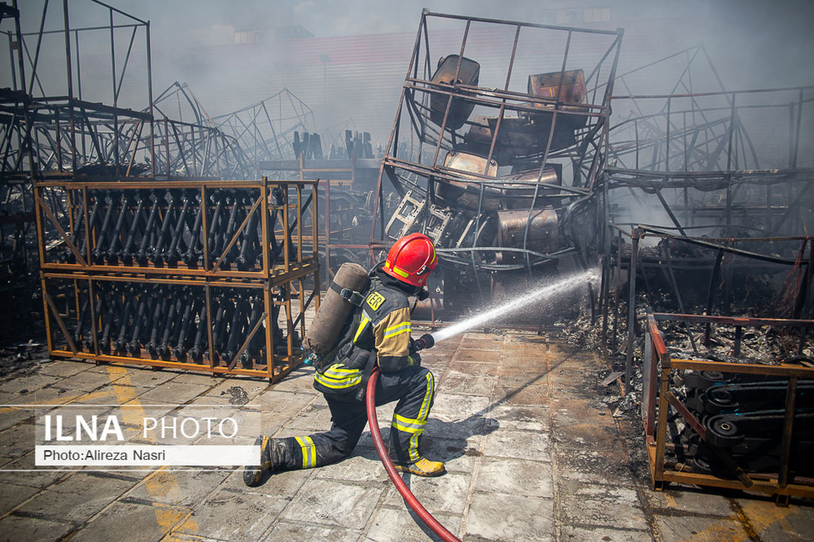 آتش سوزی شرکت خودروسازی در شهرک صنعتی کاسپین قزوین + عکس