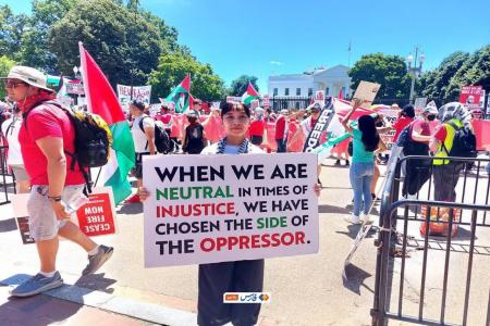 پلاکارد جالب شهروند آمریکایی در مقابل کاخ سفید + عکس