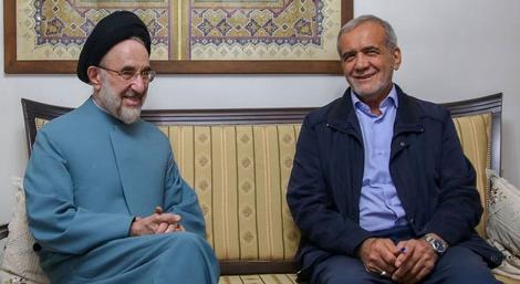 تصویری از فرزندان و نوه های پزشکیان در کنار خاتمی