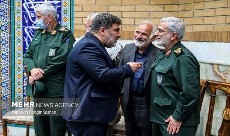 عکسی متفاوت از گفتگوی فرمانده سپاه قدس با سعید حدادیان