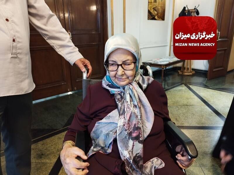  استقبال مادر حمید نوری در فرودگاه از پسرش+ تصاویر