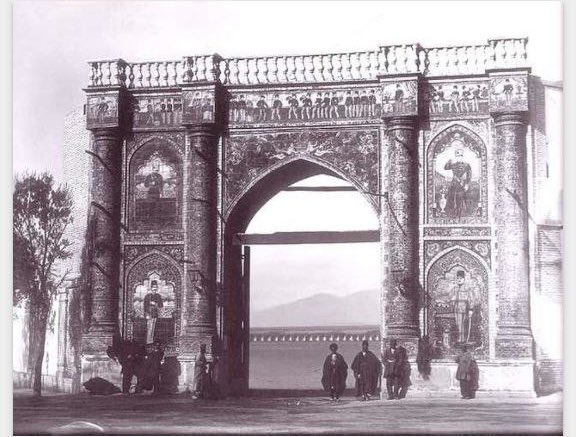 عکس زیبایی از سر در میدان مشق در تهران قدیم