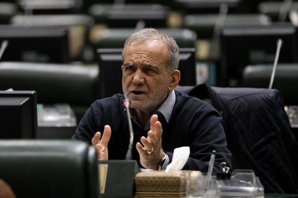 عکس نماز خواندن پزشکیان با رفقای روحانی