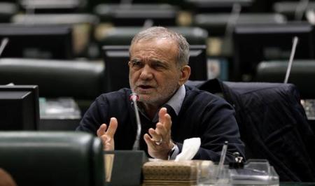 عکس نماز خواندن پزشکیان با رفقای روحانی