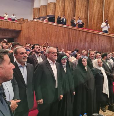 تصویر تازه از پزشکیان و دخترش در یک مراسم 