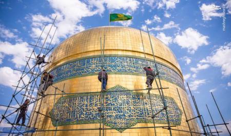 شست‌وشو و تنظیف گنبد رضوی در آستانه عید غدیر + عکس
