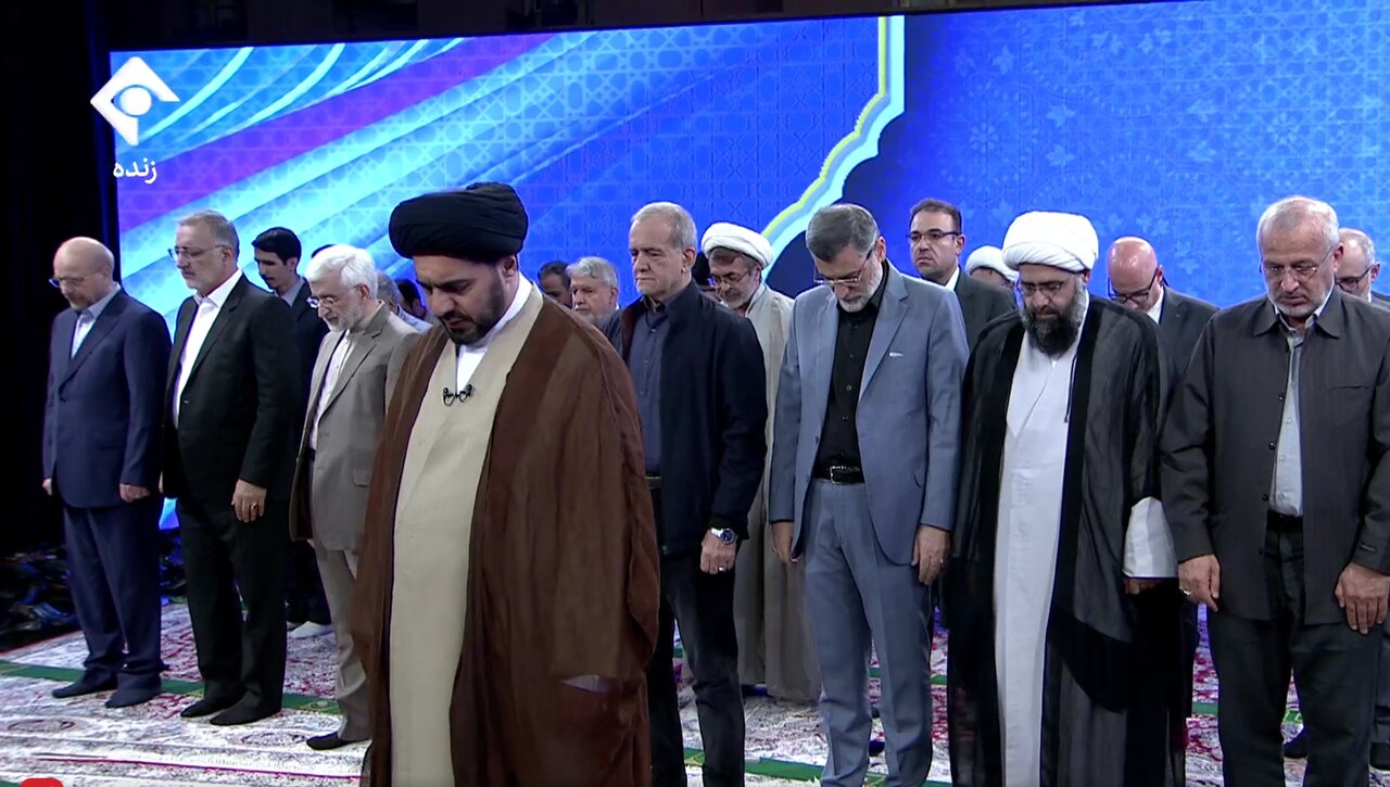 تصاویری از ۶ کاندیدای انتخابات در صف نماز جماعت 