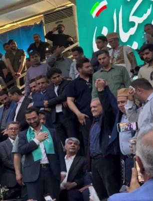 پوشش متفاوت دختران شیرازی در ستاد پزشکیان +عکس