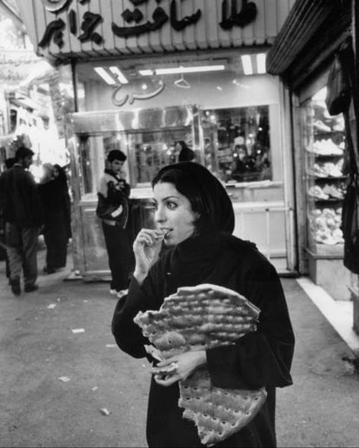 تصویر قدیمی از دختر ایرانی در حال خوردن نان قندی +عکس