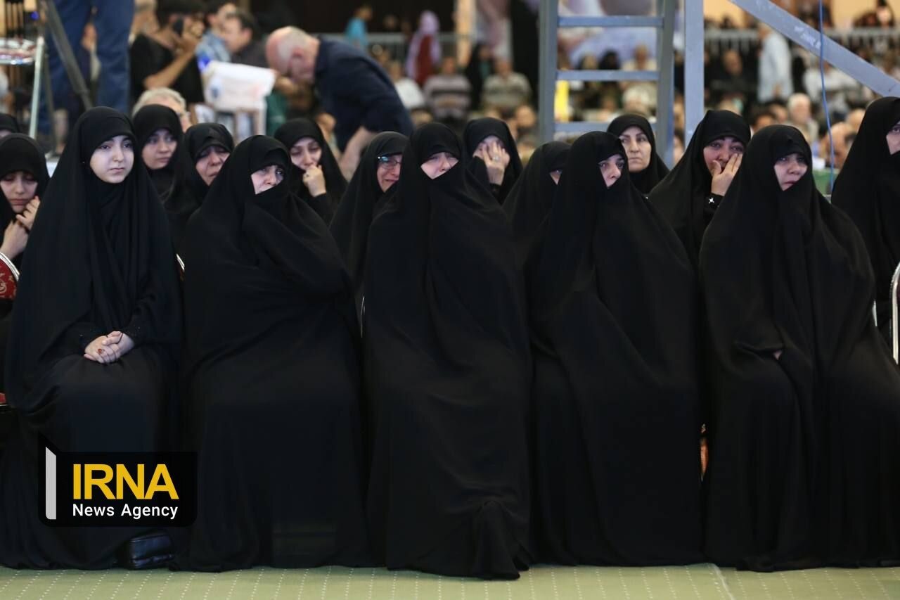 چهره غمزده دختران شهید رئیسی در مراسم یادبود پدرشان 