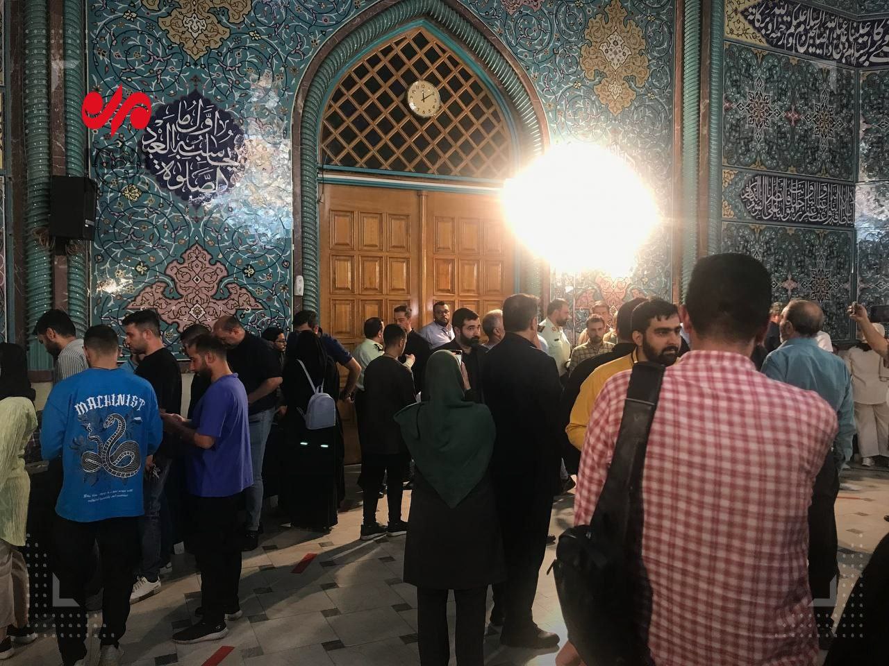 لحظه بسته شدن درهای حسینیه ارشاد +‌ عکس