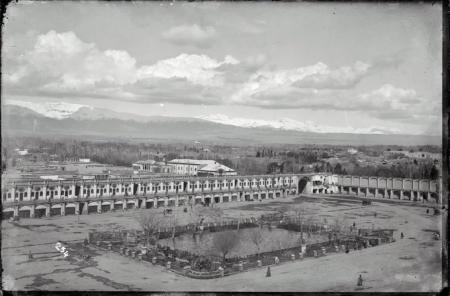 عکس زیرخاکی از نمای شمالی تهران از میدان توپخانه 