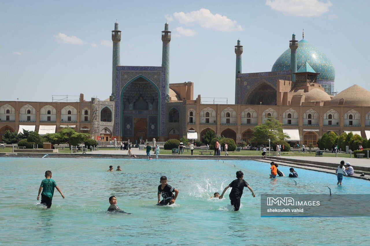 جولان گرمای شدید در اصفهان؛ به دنبال رفع عطش از پرندگان تا انسان‌ها + عکس